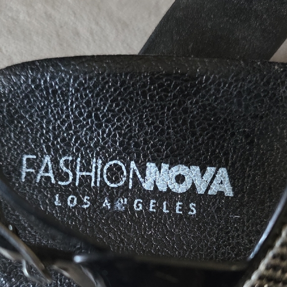 Fashion Nova Black and White Sporty Sandals - Picture 2 of 4